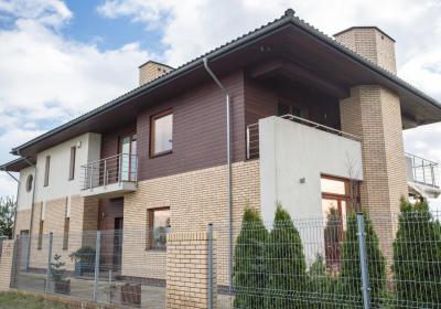 front budynku - widok od strony drogi dojazdowej