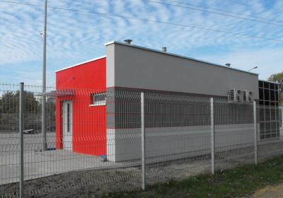 budynek strażnika od strony drogi dojazdowej