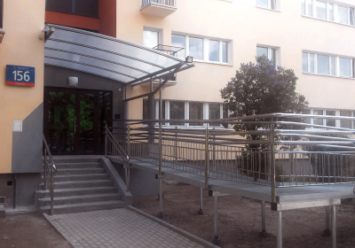 Wejście do bloku mieszkalnego przy Racławickiej w Warszawie